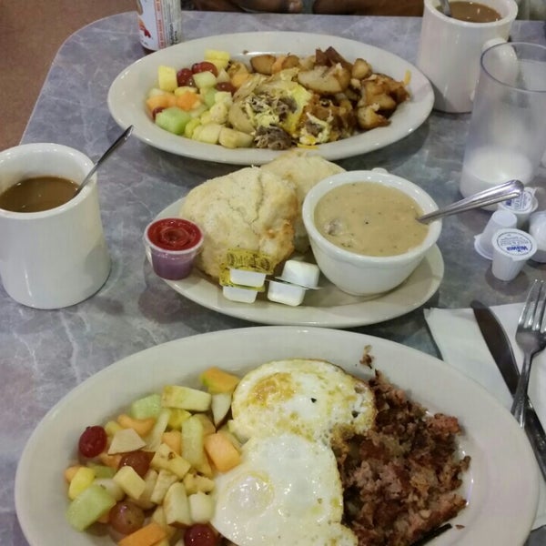 Photo taken at Down Home Diner by Melody d. on 9/26/2014