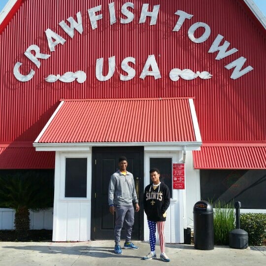 Photo taken at Crawfish Town USA by Laticia D. on 12/29/2015