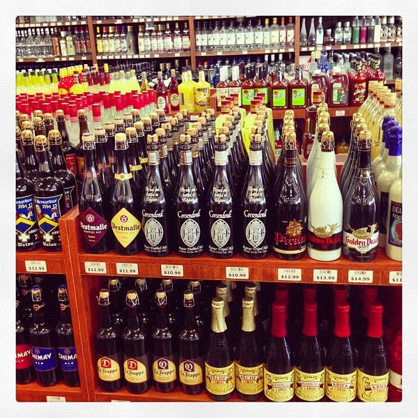 Foto tomada en Royal Liquor Store  por Roma D. el 7/18/2013