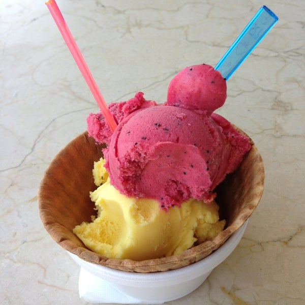 Photo taken at Mateo&#39;s Ice Cream &amp; Fruit Bars by Emilio R. on 4/6/2013