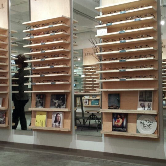 1/4/2014 tarihinde Butterflyziyaretçi tarafından Warby Parker New York City HQ and Showroom'de çekilen fotoğraf