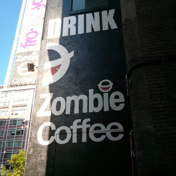 5/9/2013 tarihinde Robert C.ziyaretçi tarafından Zombie Coffee at FrozenYo'de çekilen fotoğraf
