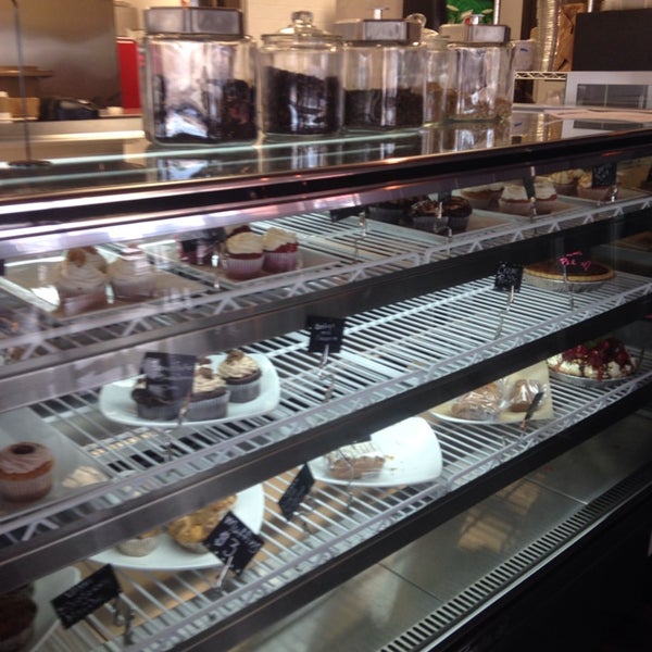 รูปภาพถ่ายที่ Jewel&#39;s Bakery &amp; Cafe โดย Jenn K. เมื่อ 1/9/2014