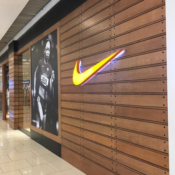 Nike - スポーツ用品店