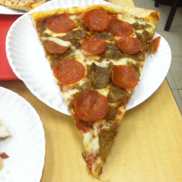 11/17/2013にSako K.がRay&#39;s Famous Original Pizzaで撮った写真