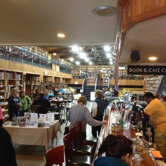 Foto tomada en Midtown Scholar Bookstore  por Premiere #1 Limousine Service el 10/19/2012