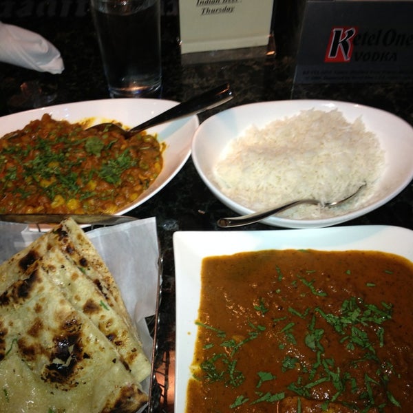 Foto tomada en Mantra Indian Cuisine &amp; Bar  por Kam B. el 1/11/2013