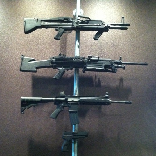 Foto tirada no(a) Machine Guns Vegas por Plummer em 9/14/2012