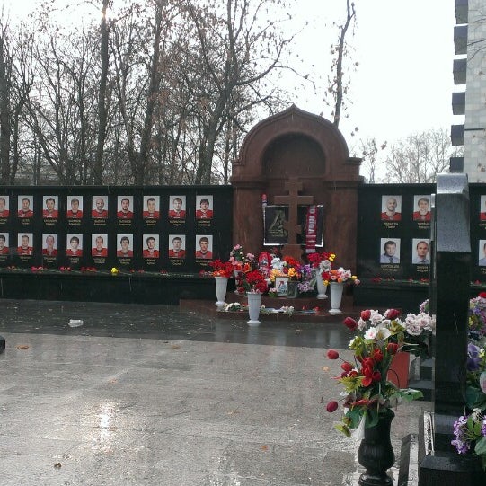 Леонтьевское кладбище в ярославле. Леонтьевское кладбище Ярославль. Леонтьевское кладбище хоккеисты. Леонтьевское кладбище Локомотив.