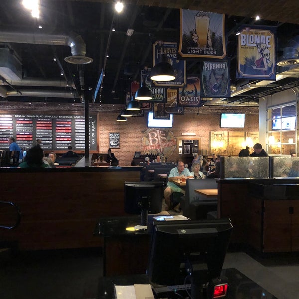Photo taken at BJ&#39;s Restaurant &amp; Brewhouse by Lucas P. on 10/8/2019