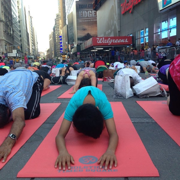 Das Foto wurde bei Solstice In Times Square von Sara S. am 6/22/2014 aufgenommen