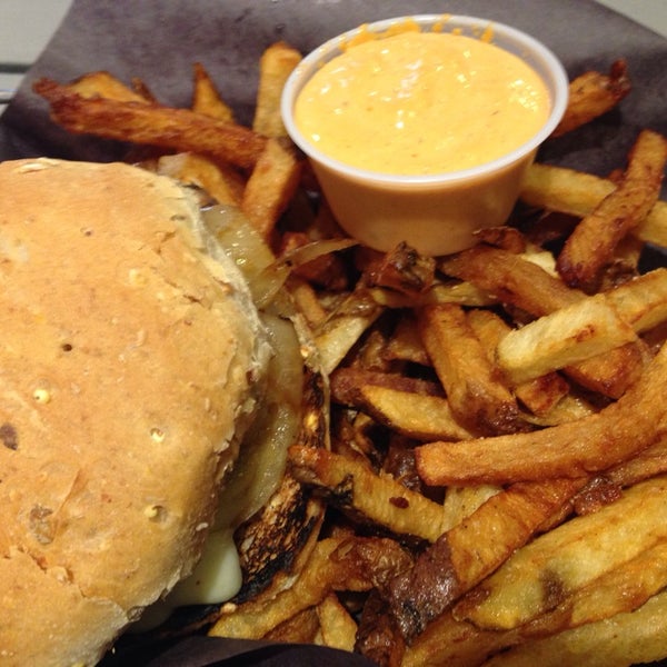 Снимок сделан в Burgers n&#39; Fries Forever пользователем LeSombre 2/5/2014
