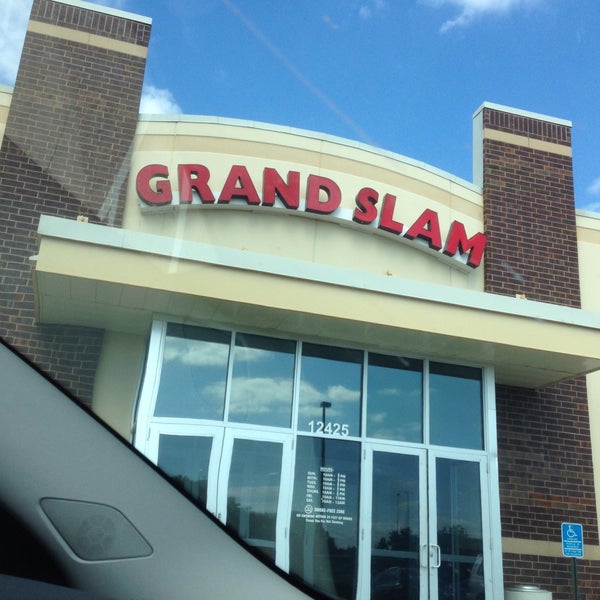 Photo taken at Grand Slam Sports &amp; Entertainment by Gump on 7/23/2015