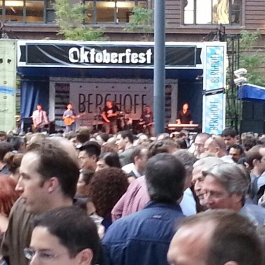 รูปภาพถ่ายที่ Berghoff&#39;s Oktoberfest โดย a k เมื่อ 9/14/2012