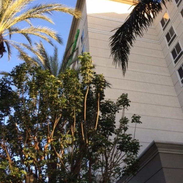 Foto tomada en Holiday Inn Anaheim-Resort Area  por Dawn M. el 2/25/2016