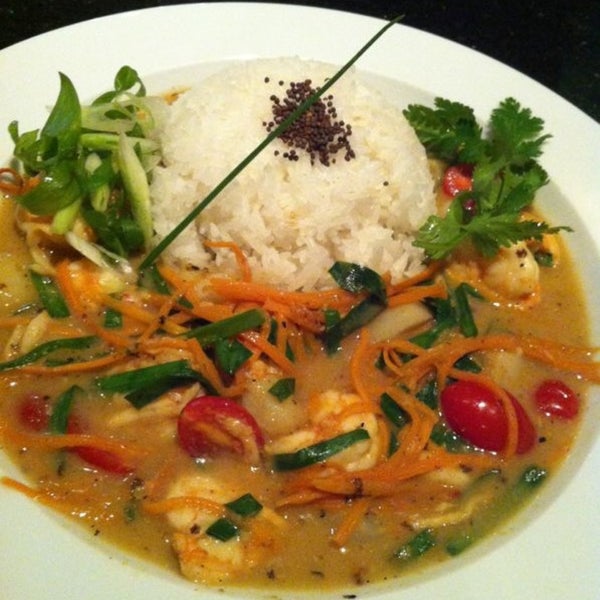 Curry: camarão, tomatinho, castanha d'água, nirá, pasta amarela e arroz de jasmim.