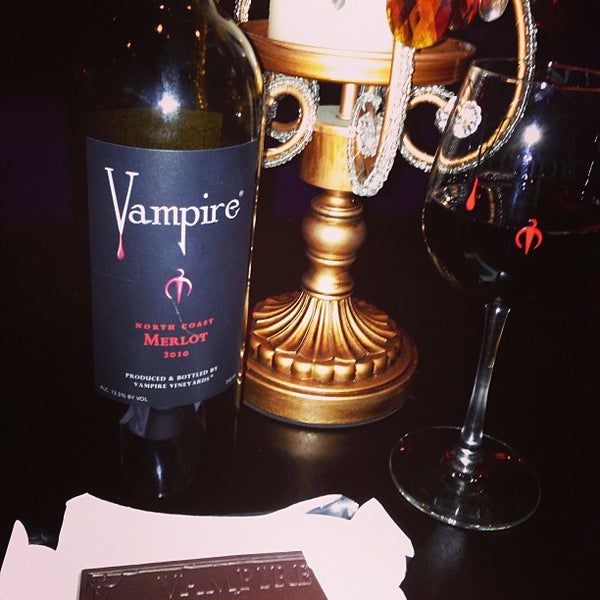 Photo prise au Vampire Lounge &amp; Tasting Room par Laura F. le7/27/2013