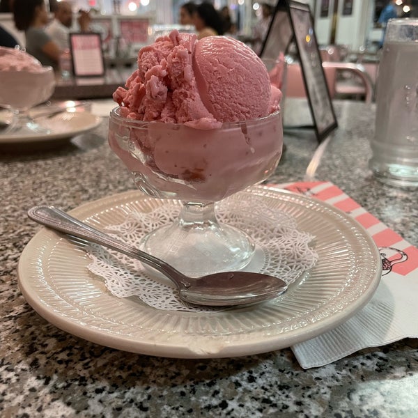 Photo taken at Sugar Bowl Ice Cream Parlor Restaurant by Melissa S. on 8/27/2023