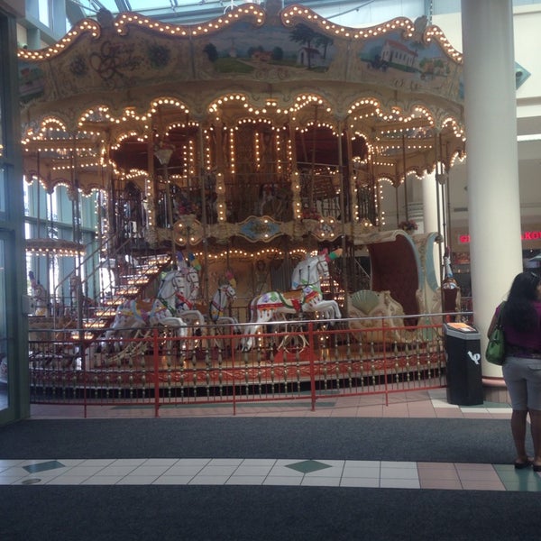 7/27/2014 tarihinde Maxwell B.ziyaretçi tarafından The Mall at Greece Ridge Center'de çekilen fotoğraf