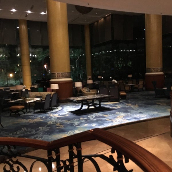 1/16/2017 tarihinde Rhyian E.ziyaretçi tarafından Lobby Lounge at Makati Shangri-La'de çekilen fotoğraf