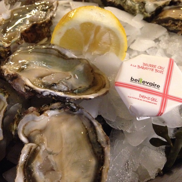Beautiful oysters from the region to start (spéciales Joguet)