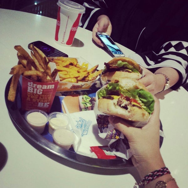 Photo taken at Hollywood Burger هوليوود برجر by Miss Dior on 12/15/2013