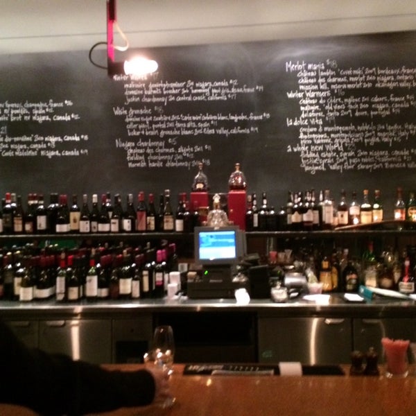 รูปภาพถ่ายที่ Crush Wine Bar โดย Neil เมื่อ 11/26/2013
