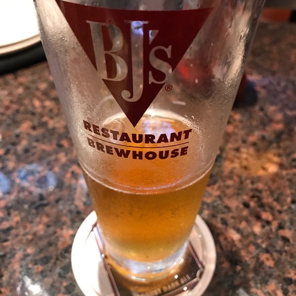 Photo taken at BJ&#39;s Restaurant &amp; Brewhouse by Oscar F. on 9/19/2018