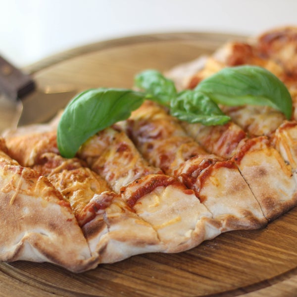 Важкий понеділок? Ні, не чули! Скуштуйте сьогодні справжню італійську закриту піцу – кальцоне, з хрусткою скоринкою та соковитою начинкою. Смачного!