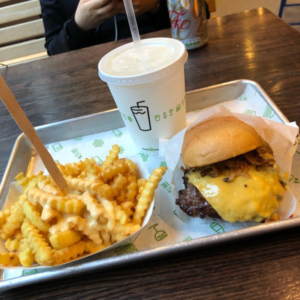 Photo taken at Shake Shack by Bary on 6/17/2019