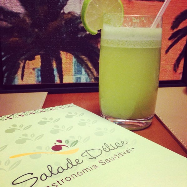 Photo taken at Salade Délice by Juliana G. on 5/13/2014