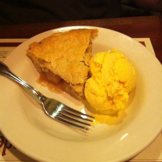 Photo taken at Marie Callender&#39;s by Melissa L. on 10/23/2012