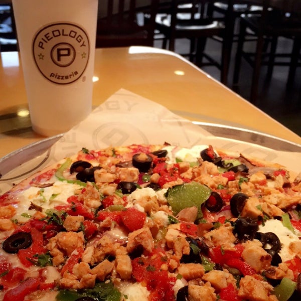 Photo taken at Pieology Pizzeria by NONA .. on 4/27/2016