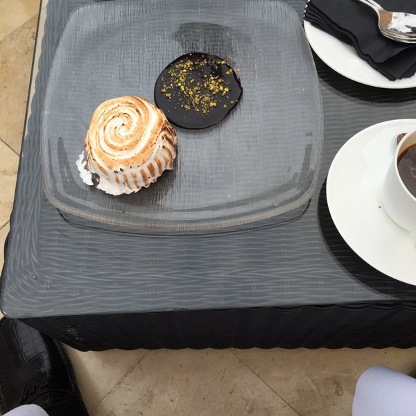 2/14/2015에 Abdulrahman님이 Emporio Armani Café- The Pearl Qatar에서 찍은 사진