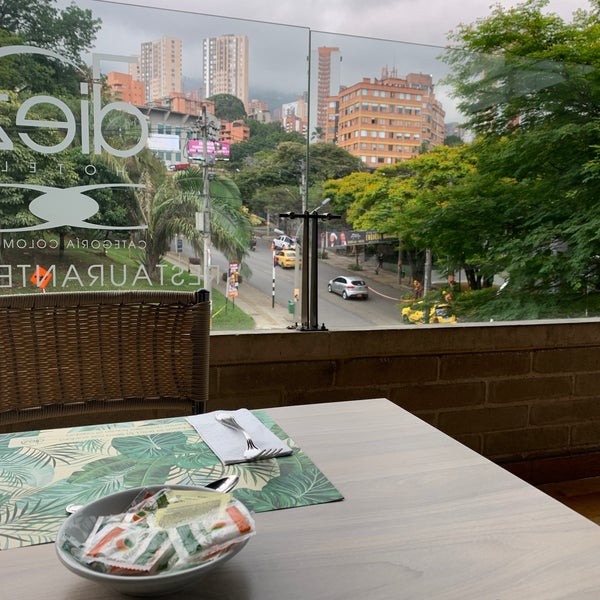 Foto scattata a Diez Hotel Categoría Colombia da Jessica L. il 10/20/2019