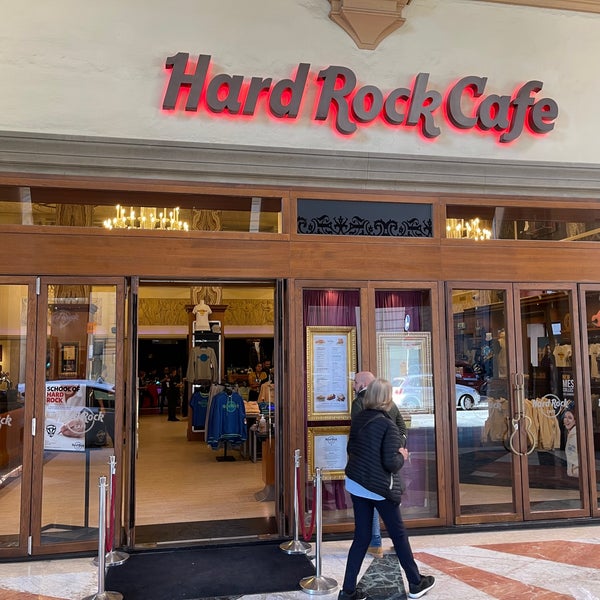 Photo taken at Hard Rock Cafe Florence by Martin O. on 11/20/2022