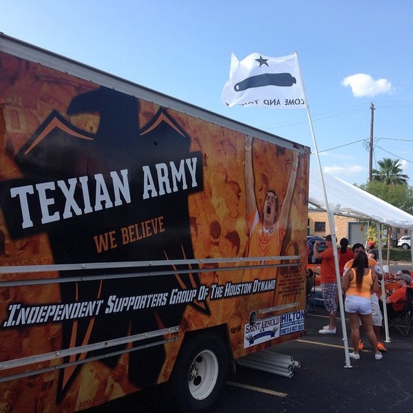 Das Foto wurde bei Texian Army #TAilgate von James H. am 8/3/2014 aufgenommen