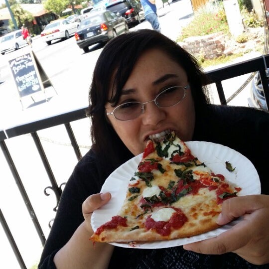6/5/2014 tarihinde Jaime C.ziyaretçi tarafından Mamma&#39;s Brick Oven Pizza'de çekilen fotoğraf