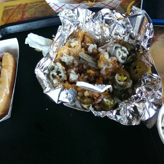 Foto scattata a Zack&#39;s Hotdogs &amp; Hot Sandwiches da Mike E. il 5/13/2014
