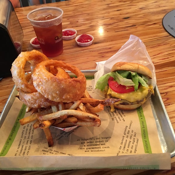 12/22/2015 tarihinde Joe G.ziyaretçi tarafından BurgerFi'de çekilen fotoğraf