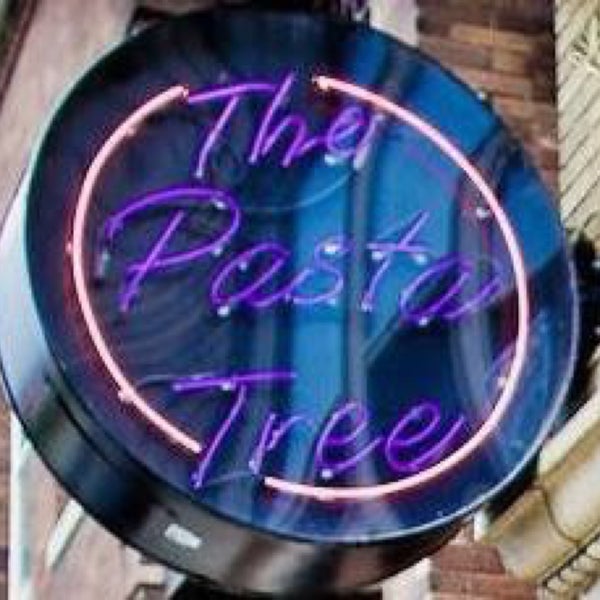 11/8/2017 tarihinde Suzzette M.ziyaretçi tarafından Pasta Tree Restaurant &amp; Wine Bar'de çekilen fotoğraf