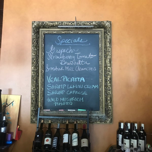 6/15/2017 tarihinde Suzzette M.ziyaretçi tarafından Pasta Tree Restaurant &amp; Wine Bar'de çekilen fotoğraf