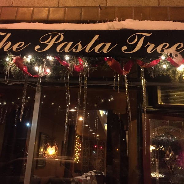 12/13/2016 tarihinde Suzzette M.ziyaretçi tarafından Pasta Tree Restaurant &amp; Wine Bar'de çekilen fotoğraf