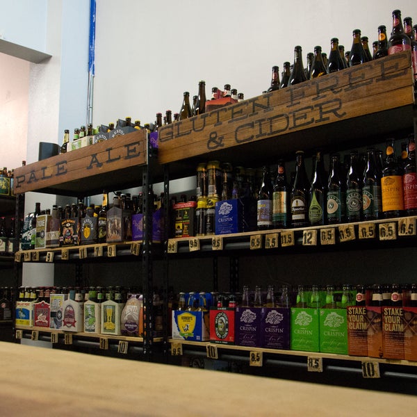 รูปภาพถ่ายที่ WhichCraft Beer Store โดย WhichCraft Beer Store เมื่อ 6/13/2014