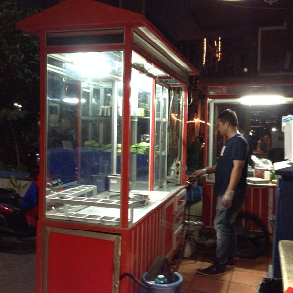 Foto scattata a Chom Chom Asian Fast Food da Albert s. il 8/31/2014