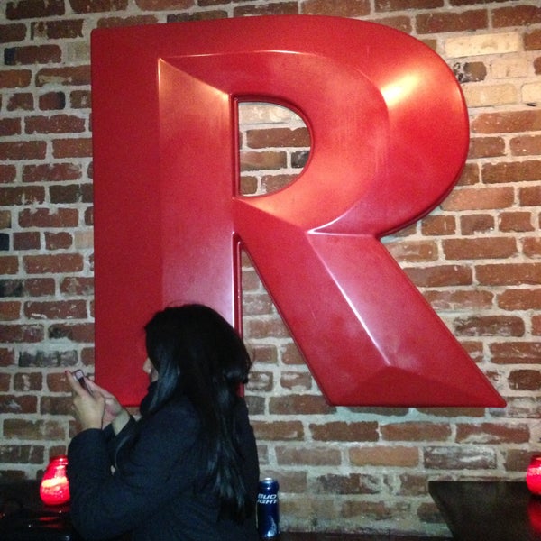 4/14/2013 tarihinde Carolina M.ziyaretçi tarafından R Bar'de çekilen fotoğraf