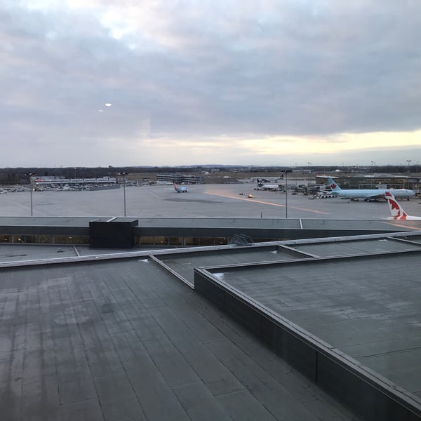 Photo taken at Montreal Airport Marriott In-Terminal Hotel by Kurt Y. on 12/16/2019