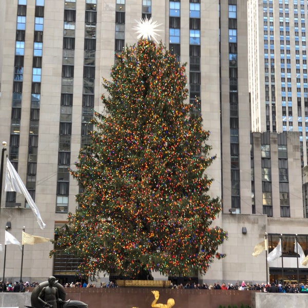 Foto scattata a Rock Center Cafe da Brett C. il 12/15/2019