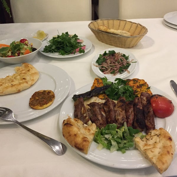 รูปภาพถ่ายที่ Kolcuoğlu Restaurant โดย Ahmet A. เมื่อ 2/28/2018