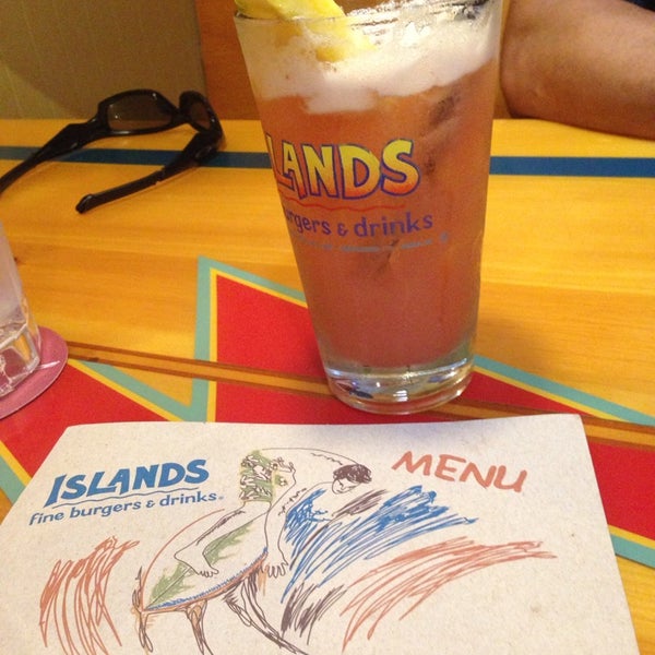 Das Foto wurde bei Islands Restaurant von Yvonne A. am 9/29/2014 aufgenommen